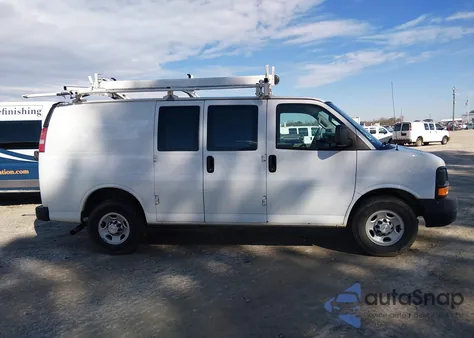 2017 Chevrolet Express 2500 Work Van z USA, uszkodzony, nr VIN 1GCWGAFF8H1247800